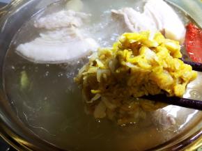 肉5分熟时放入酸菜