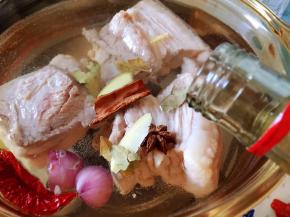 倒入料酒后大火烧开，转中火炖煮