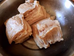 肉块焯水后捞出，洗净沥干水分