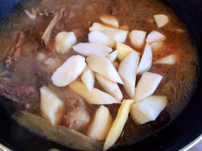 排骨炖30分钟后放入山药段，同时放盐调味