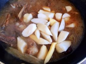 排骨炖30分钟后放入山药段，同时放盐调味