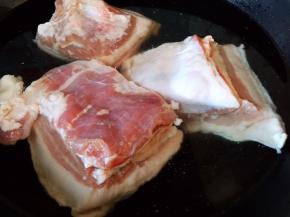 五花肉切块，凉水下锅，焯水去血沫