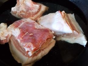 五花肉切块，凉水下锅，焯水去血沫