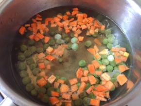 放入豌豆粒煮开