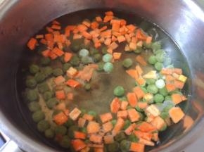 放入豌豆粒煮开