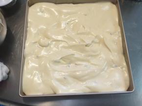 然后把准备好的面糊倒在烤盘上，整理平整，进烤箱前，震动一下。