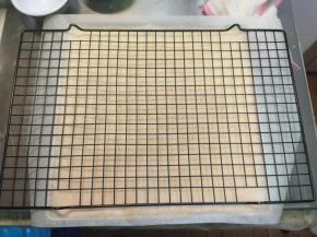 垫上一张油纸，倒扣。