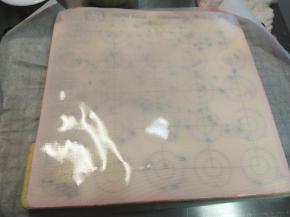 取掉模具，轻轻的撕下硅胶垫，放凉。