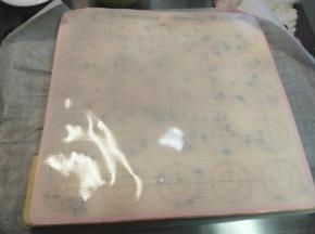取掉模具，轻轻的撕下硅胶垫，放凉。