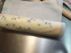 当蛋糕片还有一点点温热的时候，借助擀面杖、油纸卷起来。