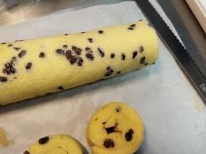 卷好后放入冰箱至少冷藏半小时定型，最后打开油纸，切小块即可食用。