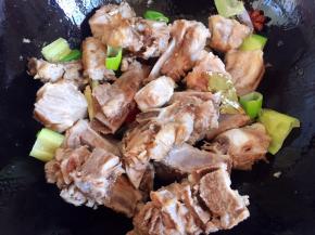 放入葱姜红辣椒、八角香叶翻炒片刻