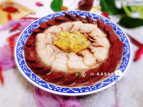 五花肉和血肠切片，放在盛出装盘的酸菜上，浇热汤即可