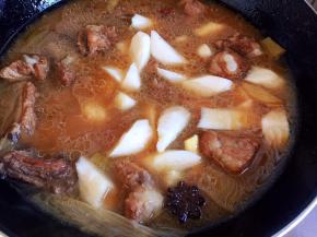 炖至山药熟了就可以了，喜欢喝汤的朋友可以多留一点汤，不想喝汤也可以将汤汁收浓一些