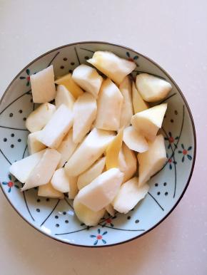 炖排骨时将山药去皮，切段