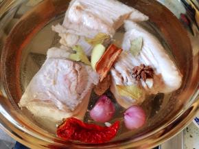 肉块放入汤锅中，放入配料