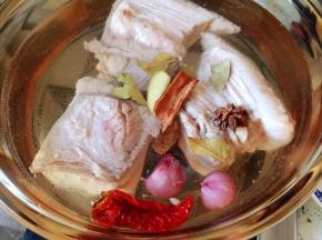 肉块放入汤锅中，放入配料