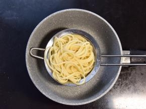 煮熟后过水，再沥干水份。