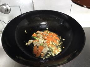 加入胡萝卜翻炒