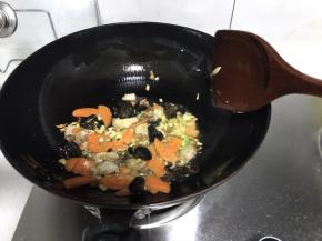 加入黑木耳继续翻炒