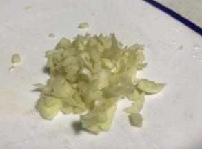 大蒜切成末