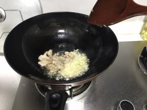 油烧至七成热加入瘦肉和大蒜翻炒