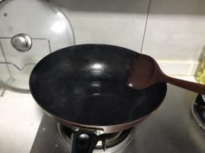 锅内加入适量的油