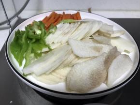 山药、胡萝卜、辣椒切好备用