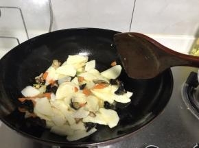 加一勺半盐，少许黄酒翻炒一会