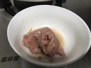 瘦肉切片加入淀粉和料酒腌制一会