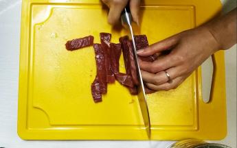 1.牛肉切成均匀长条形或均匀厚度的小片
