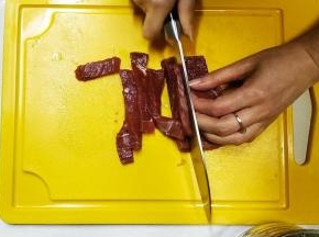 1.牛肉切成均匀长条形或均匀厚度的小片
