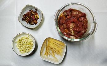 3.姜、蒜、干辣椒处理好；牙签用热水浸泡10分钟（防止炸过程中烧焦）
