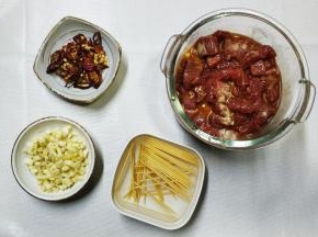 3.姜、蒜、干辣椒处理好；牙签用热水浸泡10分钟（防止炸过程中烧焦）
