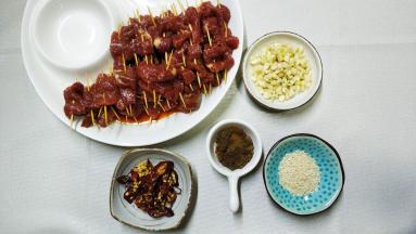 4.牙签泡好牛肉也腌好，开始用牙签穿上牛肉

