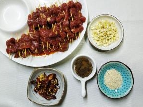 4.牙签泡好牛肉也腌好，开始用牙签穿上牛肉
