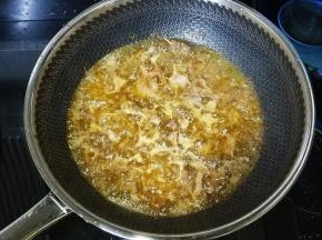 5.锅里倒入宽油，烧至8成热放入牛肉签炸至金黄色后盛出
