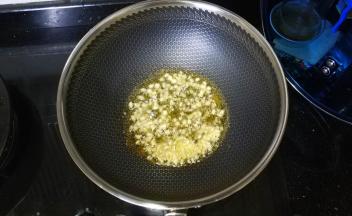 6.锅里热油，放入姜、蒜泥煸炒出香气
