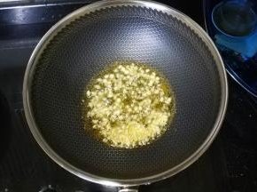 6.锅里热油，放入姜、蒜泥煸炒出香气
