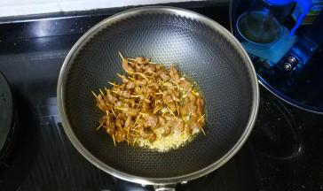 7.倒入牛肉签炒均匀
