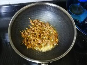 7.倒入牛肉签炒均匀
