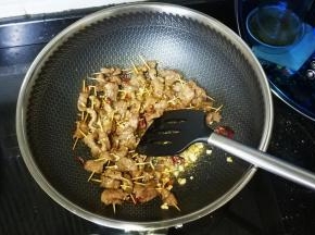 8.放入干辣椒炒均匀
