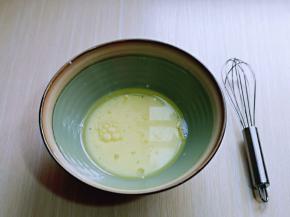 首先将玉米油与牛奶混合。