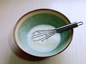 用手动打蛋器打至完全融合。