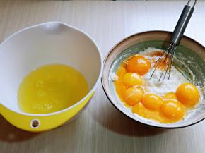 蛋黄与蛋白分离，蛋黄加入面糊中，蛋白器具一定要无水无油。
