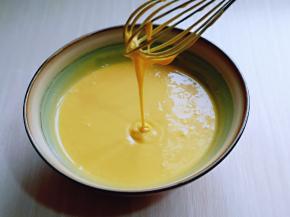 将面糊翻拌均匀。(一定注意手法，翻拌或者呈Z字形，避免过度拌起筋)