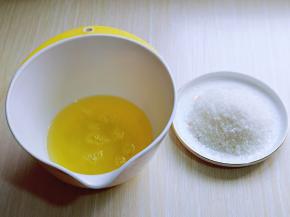 蛋白打发，往蛋白里滴几滴白醋或柠檬汁。