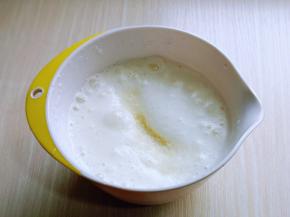 蛋清泡消失，细腻时再加入三分之一的糖，继续打发。