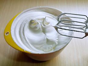 电动打蛋器高速打发，打至湿性发泡时加入最后的三分之一糖，，继续打发至蛋白出现细腻的纹路，将电动打蛋器调低速打发一会儿，感觉有些阻力时，就可以停止打发，以免消泡，提起打蛋器有微微的弯勾即可！