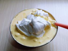 再取三分之一的蛋白霜加入蛋黄糊中，继续上面的手法，翻拌直至看不到蛋白霜。